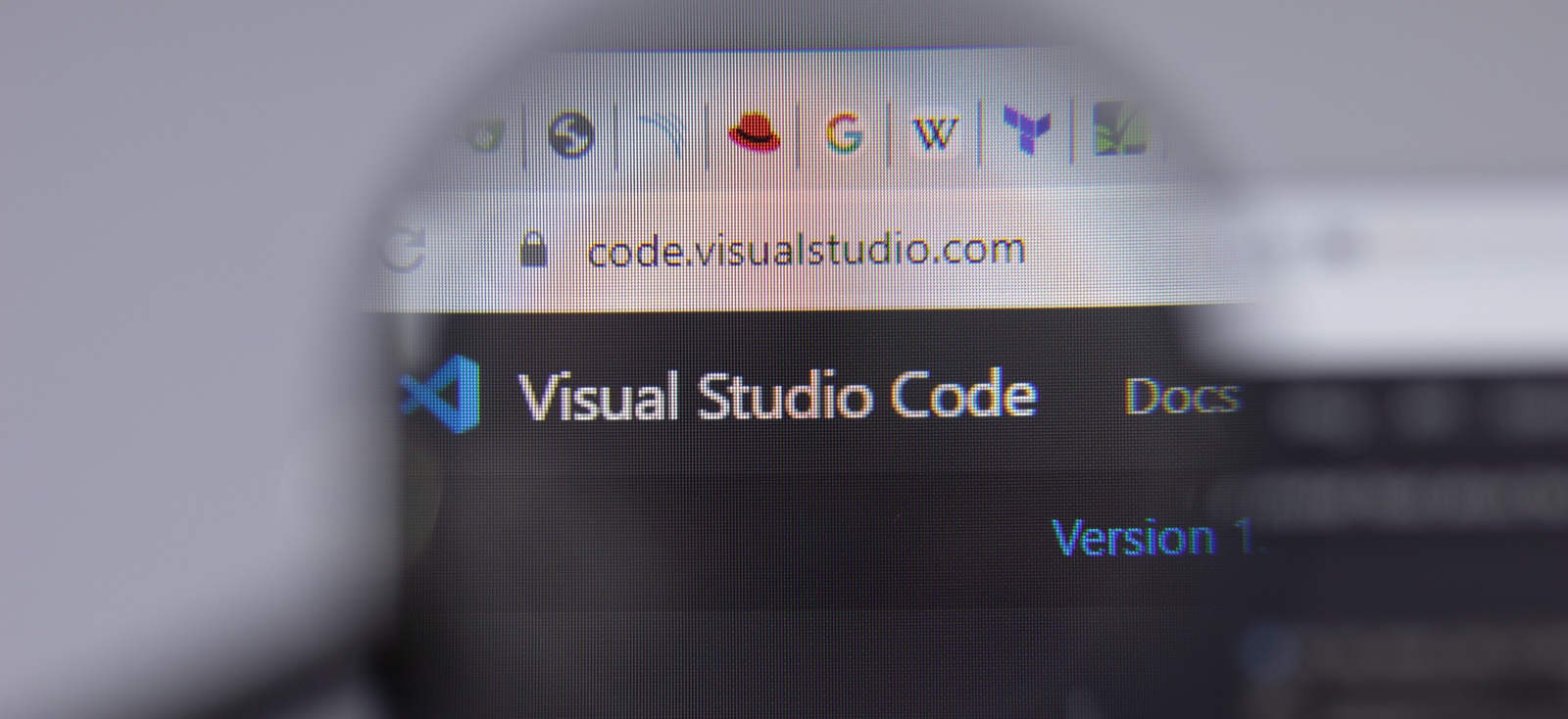 Logo di Visual Studio Code su una pagina web con sfondo sfocato